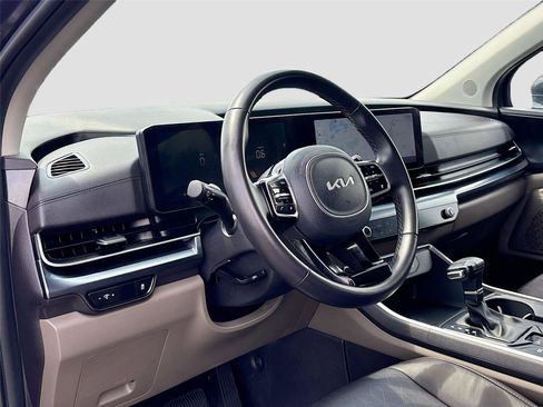 Used 2025 Kia Carnival FWD image 9