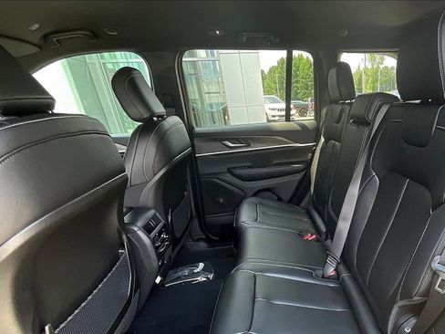 New 2025 Jeep Grand Cherokee Limited image 13