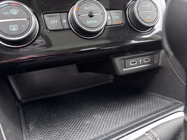 Used 2024 Volkswagen Jetta SE w/ Panoramic Sunroof Package FWD image 22