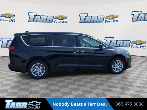 Used 2023 Chrysler Voyager LX FWD image 9