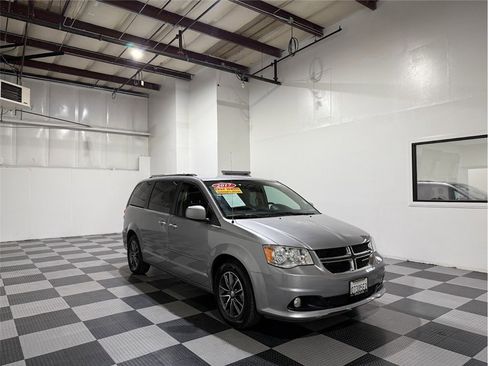 Used 2017 Dodge Grand Caravan SXT image 2