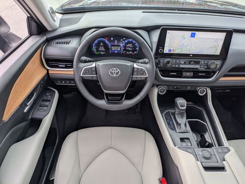 Used 2025 Toyota Grand Highlander AWD Hybrid image 31