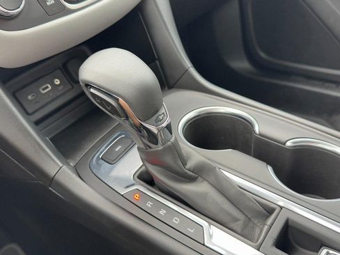 Used 2022 Chevrolet Equinox LS w/ LS Convenience Package AWD/4WD image 19