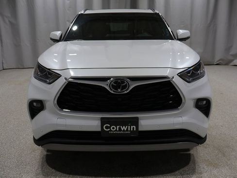 Used 2025 Toyota Highlander Platinum image 8