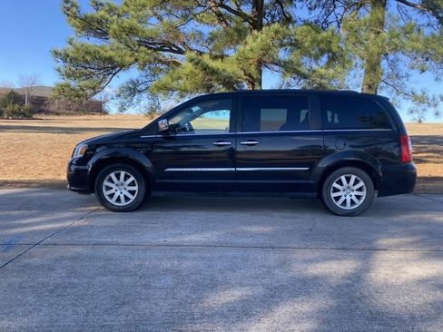 Used 2012 Chrysler Town & Country Touring-L w/ Entertainment Group #2 image 4