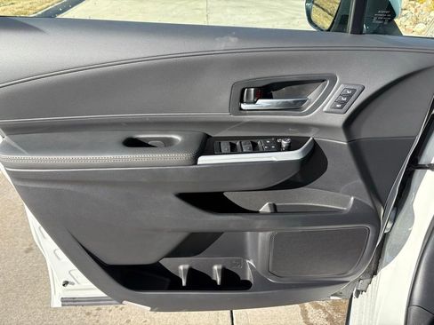 Used 2025 Toyota Sienna Platinum image 10