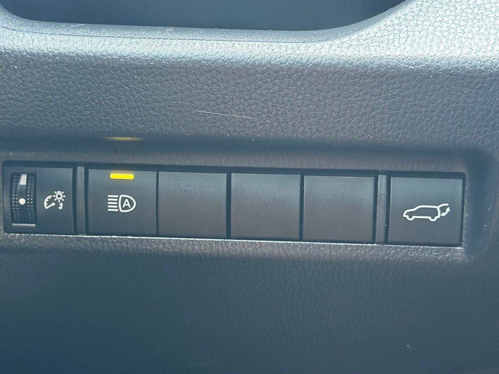 Used 2021 Toyota RAV4 XLE w/ Convenience Package FWD image 22