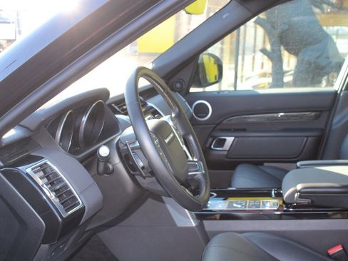 Used 2017 Land Rover Discovery HSE image 19