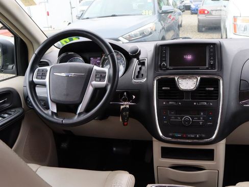 Used 2013 Chrysler Town & Country Touring FWD image 8