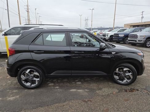 Used 2021 Hyundai Venue SEL w/ Cargo Package image 13