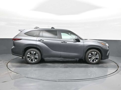 Used 2024 Toyota Highlander XLE image 10
