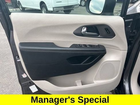 Used 2023 Chrysler Pacifica Touring-L FWD image 11