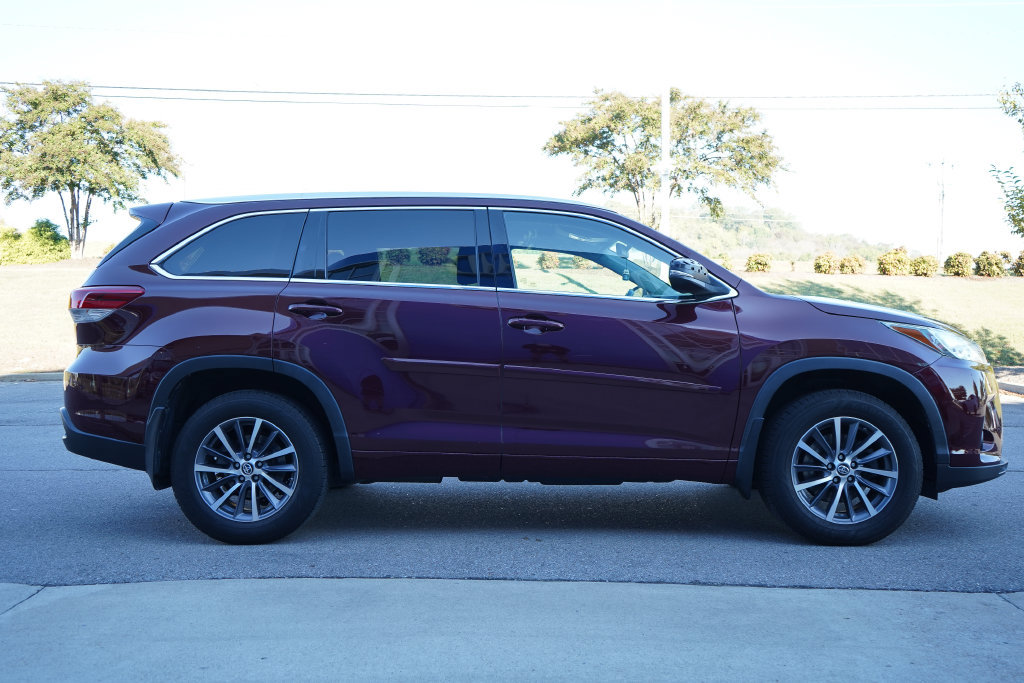 Used 2018 Toyota Highlander XLE AWD/4WD image 11