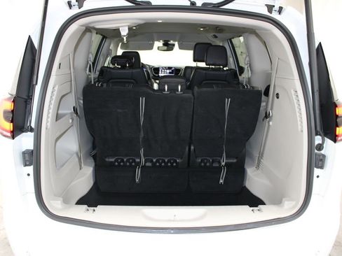 Used 2022 Chrysler Pacifica Touring-L FWD image 23