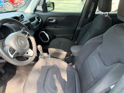 Used 2018 Jeep Renegade Latitude w/ Popular Equipment Group FWD image 11