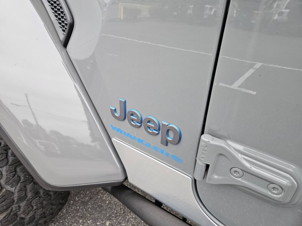 Used 2023 Jeep Wrangler Unlimited Rubicon 4xe w/ Steel Bumper Group AWD/4WD image 12