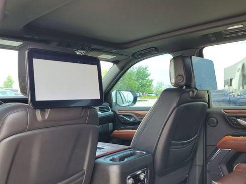 Used 2023 GMC Yukon XL Denali Ultimate AWD/4WD image 9
