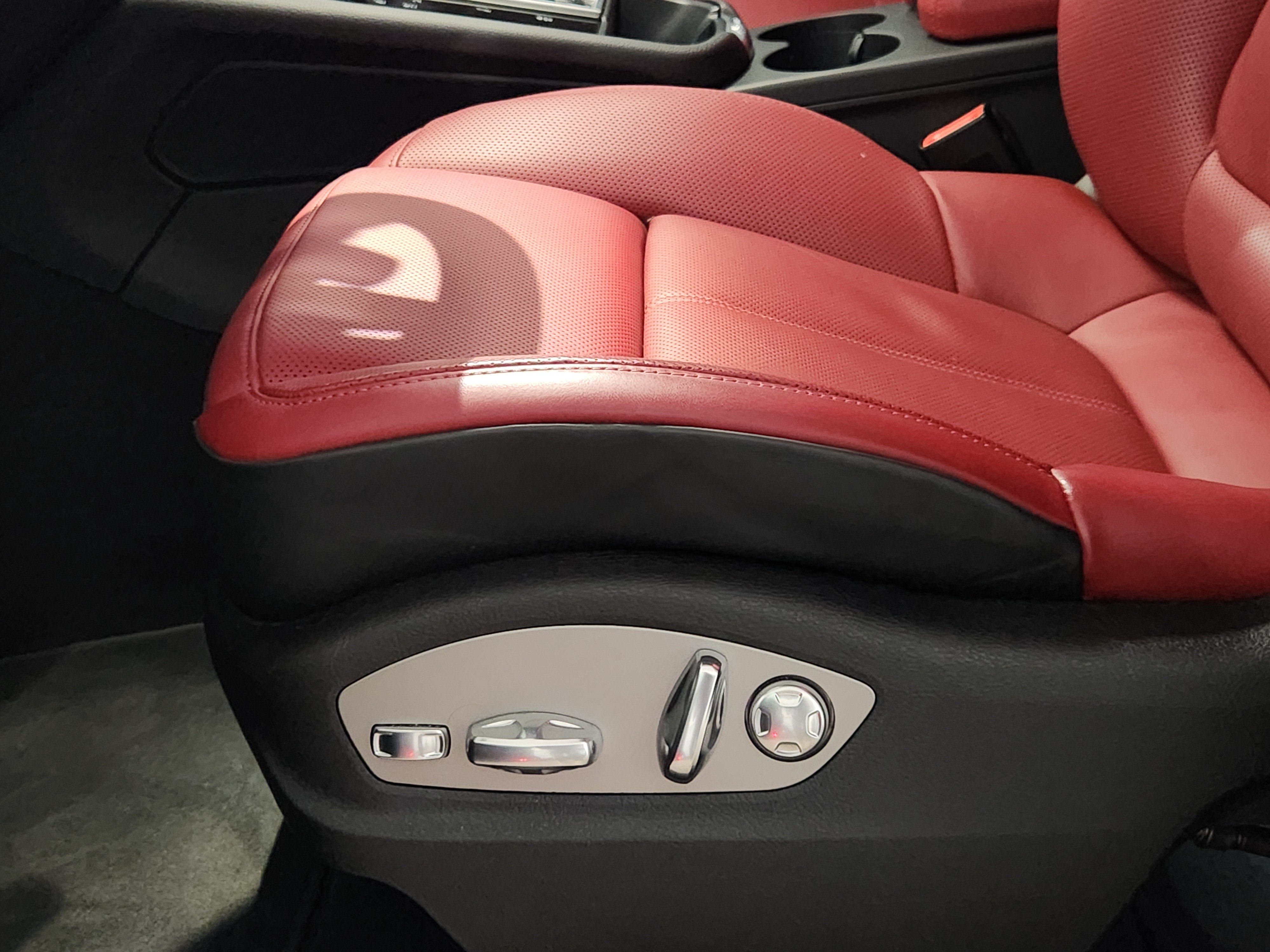 Certified 2026 Porsche Macan Turbo AWD/4WD image 25