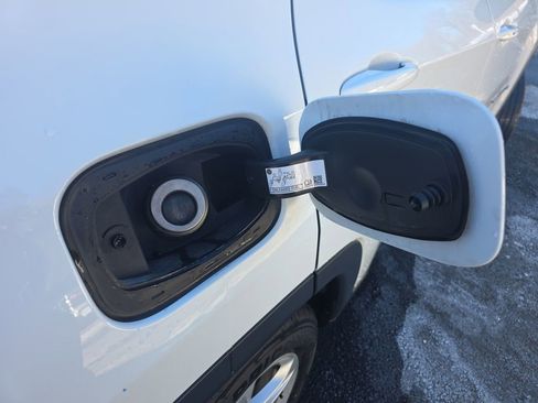 Used 2023 Jeep Compass Latitude w/ Sun and Sound Group image 16