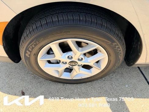Certified 2025 Kia Soul LX w/ LX Technology Package FWD image 4