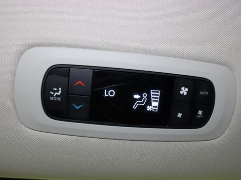 Used 2024 Chrysler Pacifica Touring-L FWD image 16