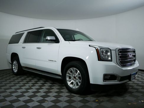 Used 2017 GMC Yukon XL SLT image 2