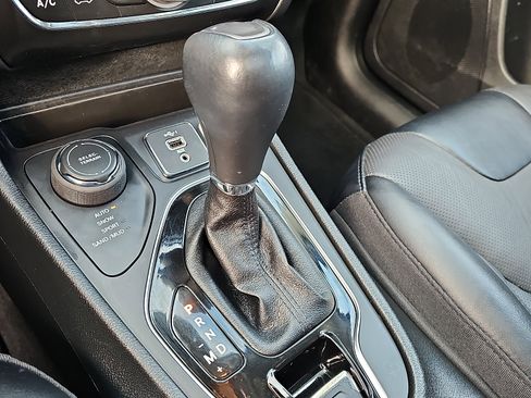 Used 2022 Jeep Cherokee Limited image 16