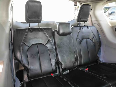 Used 2024 Chrysler Pacifica Touring-L image 17