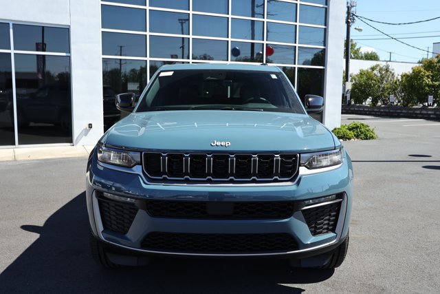 New 2027 Jeep Grand Cherokee Limited RWD image 2