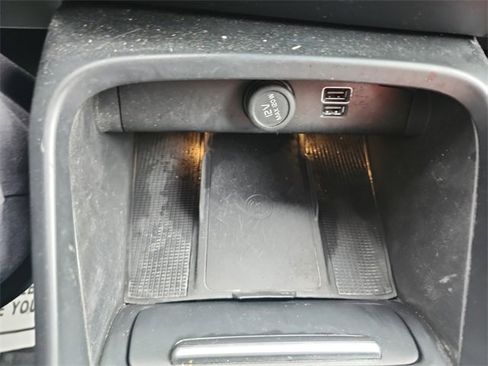 Used 2019 Volvo XC40 T5 Momentum image 30