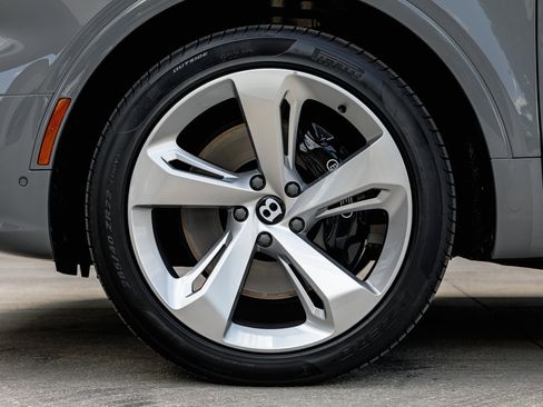Used 2024 Bentley Bentayga image 17