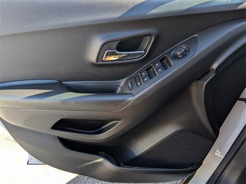 Used 2022 Chevrolet Trax LS w/ Tint and Cruise Package image 30