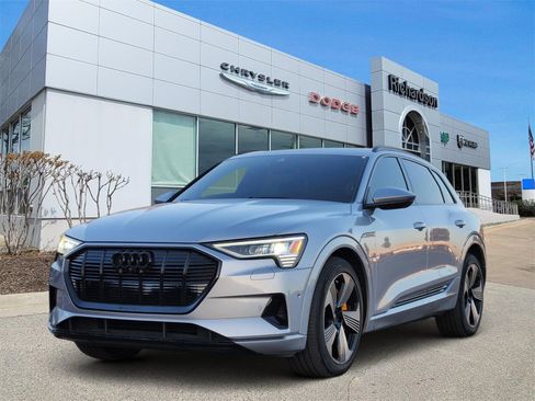Used 2022 Audi e-tron Premium Plus image 2
