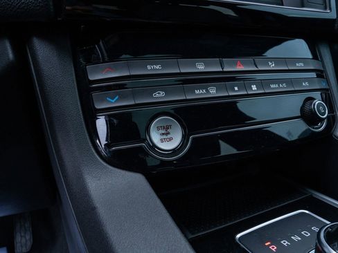 Used 2018 Jaguar F-PACE Premium image 14