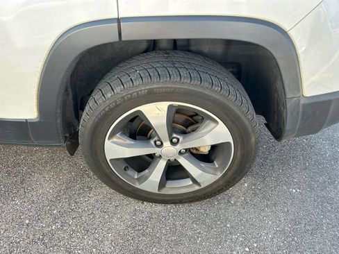 Used 2019 Jeep Cherokee Limited FWD image 11