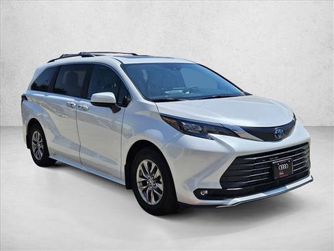 Used 2025 Toyota Sienna XLE FWD image 3