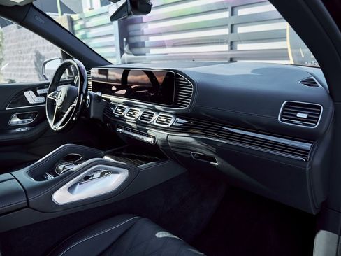 Used 2024 Mercedes-Benz Maybach GLS 600 4MATIC image 31