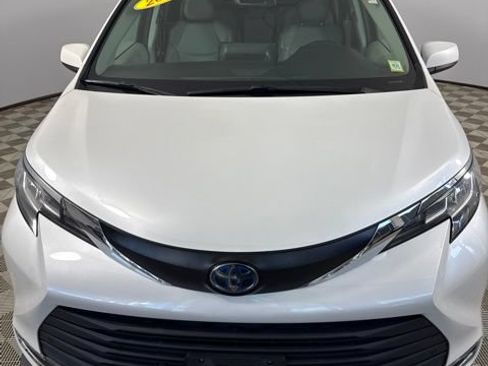 Used 2022 Toyota Sienna XLE FWD image 2
