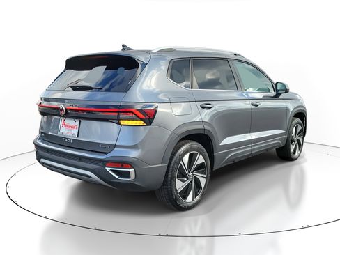Used 2025 Volkswagen Taos SE image 4