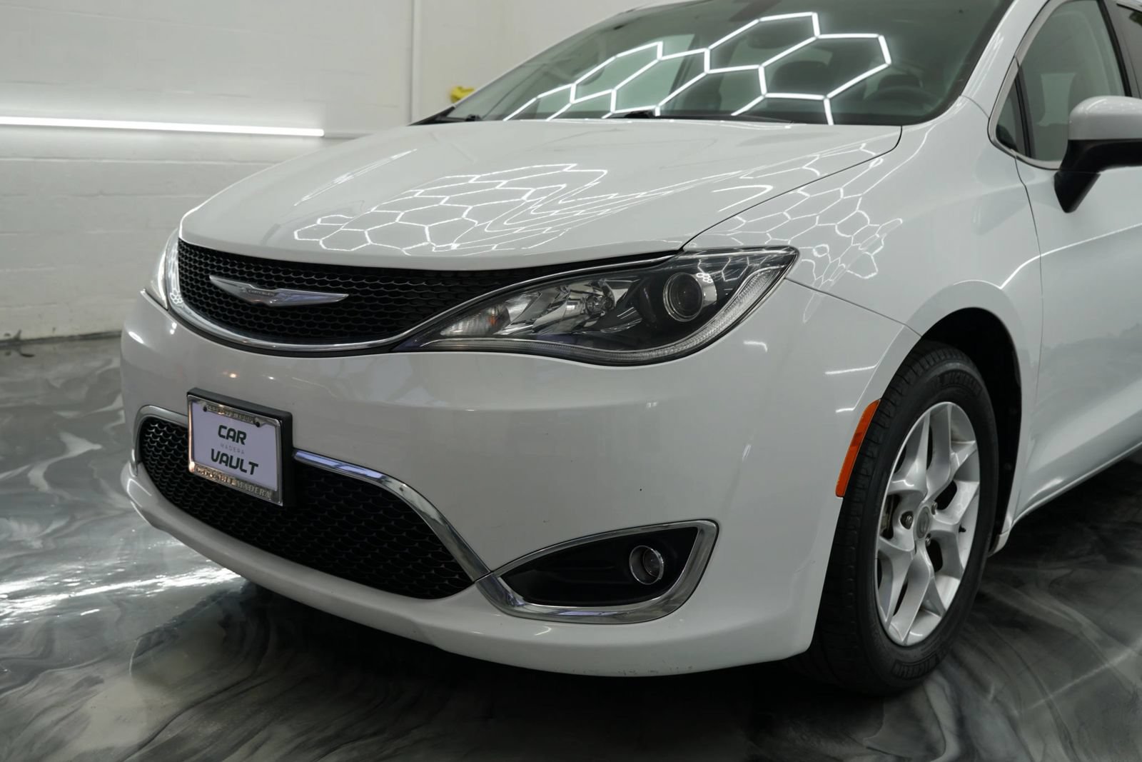 Used 2017 Chrysler Pacifica Touring Plus w/ Tire & Wheel Group FWD image 4