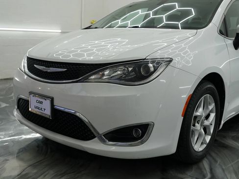 Used 2017 Chrysler Pacifica Touring Plus w/ Tire & Wheel Group FWD image 4