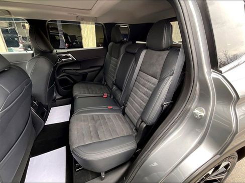 Used 2024 Mitsubishi Outlander SE image 25