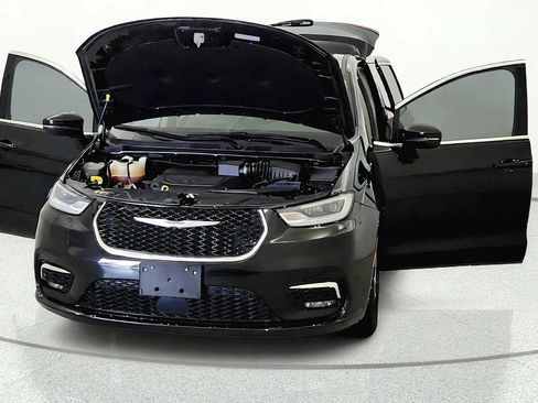Used 2023 Chrysler Pacifica Touring-L FWD image 8
