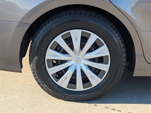 Used 2021 Toyota Camry LE image 7