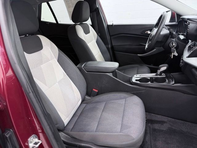 Used 2024 Chevrolet Trax LS w/ LS Convenience Package FWD image 17