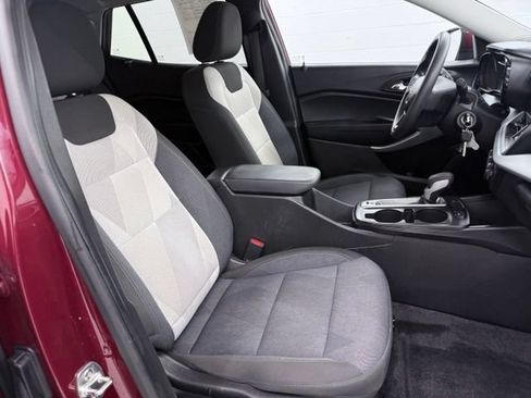 Used 2024 Chevrolet Trax LS w/ LS Convenience Package FWD image 17