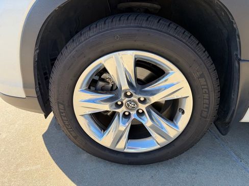 Used 2018 Toyota Highlander Limited image 9