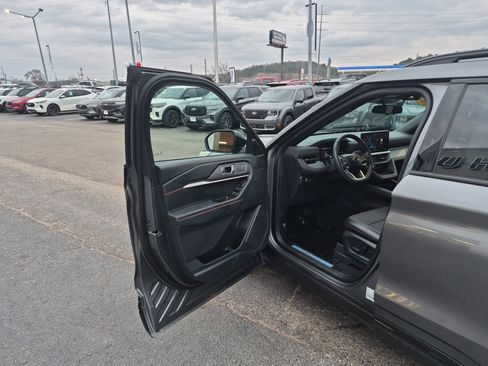 Certified 2025 Ford Explorer ST-Line image 9