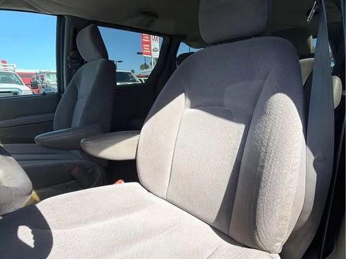 Used 2002 Chrysler Town & Country eL image 6