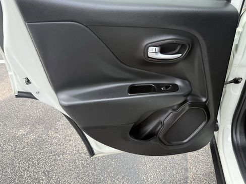 Used 2019 Jeep Renegade Altitude w/ UConnect 8.4 Nav Group FWD image 22